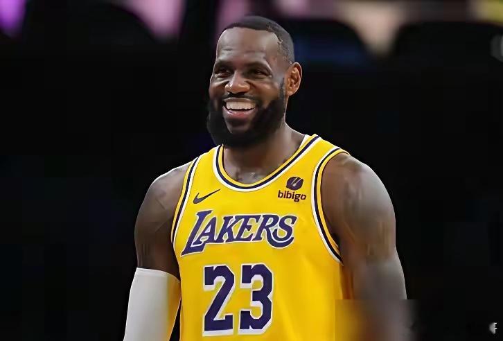 41岁的詹姆斯，23543分。他离湖人队史第一，就差634分。很多人还在争论，老