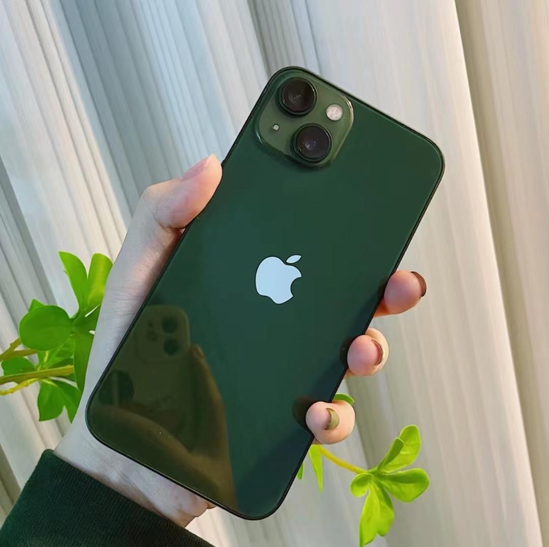 现在绿色手机最好看的还是iPhone 13[心]它这个墨绿色真的好高级，玻璃背板