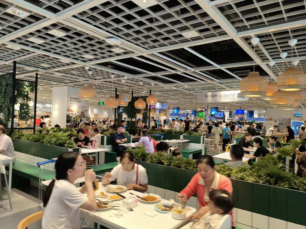 西贝预制菜风波闹得沸沸扬扬，我还该不该去就餐呢？着实有些纠结。
西贝向来给人现做