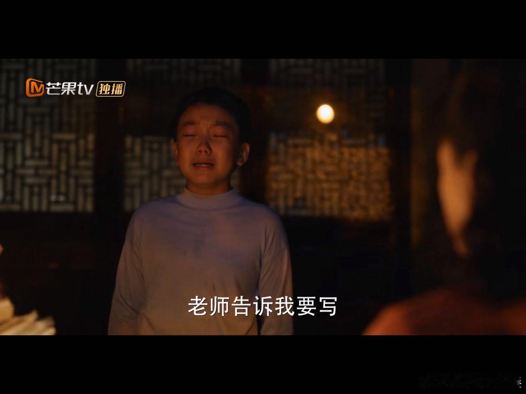 小巷人家剧组聊太嗨忘走红毯 救命！候场时几位聊得声音都拔高了，旁边剧组都看乐了，