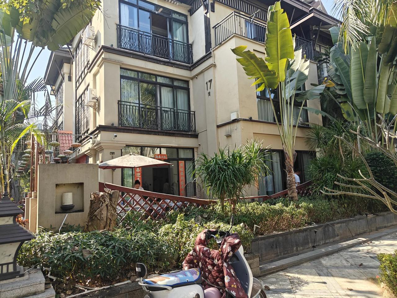 哈尔滨过来的晚辈们，就住在这栋别墅里，别号“苏邦小镇”，四周都是别墅区。
属于融