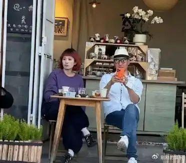 55岁被称为“尔康”的周杰,最近在云南大理被网友碰见, 他身着一件白衬衫, 在咖