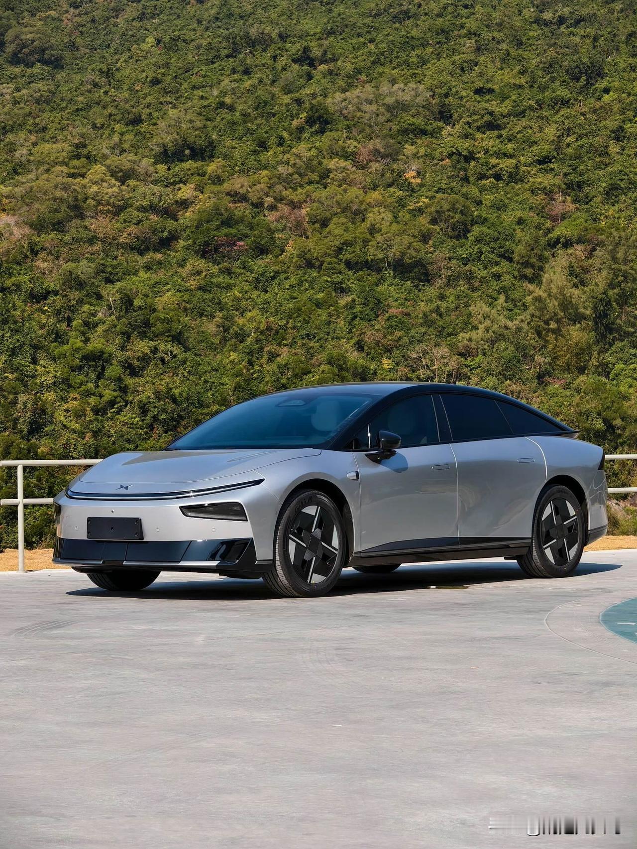 小鹏 P7+ 2026，到山上去拍了几张图，奈何深圳落灰实在太严重，有机会洗了车