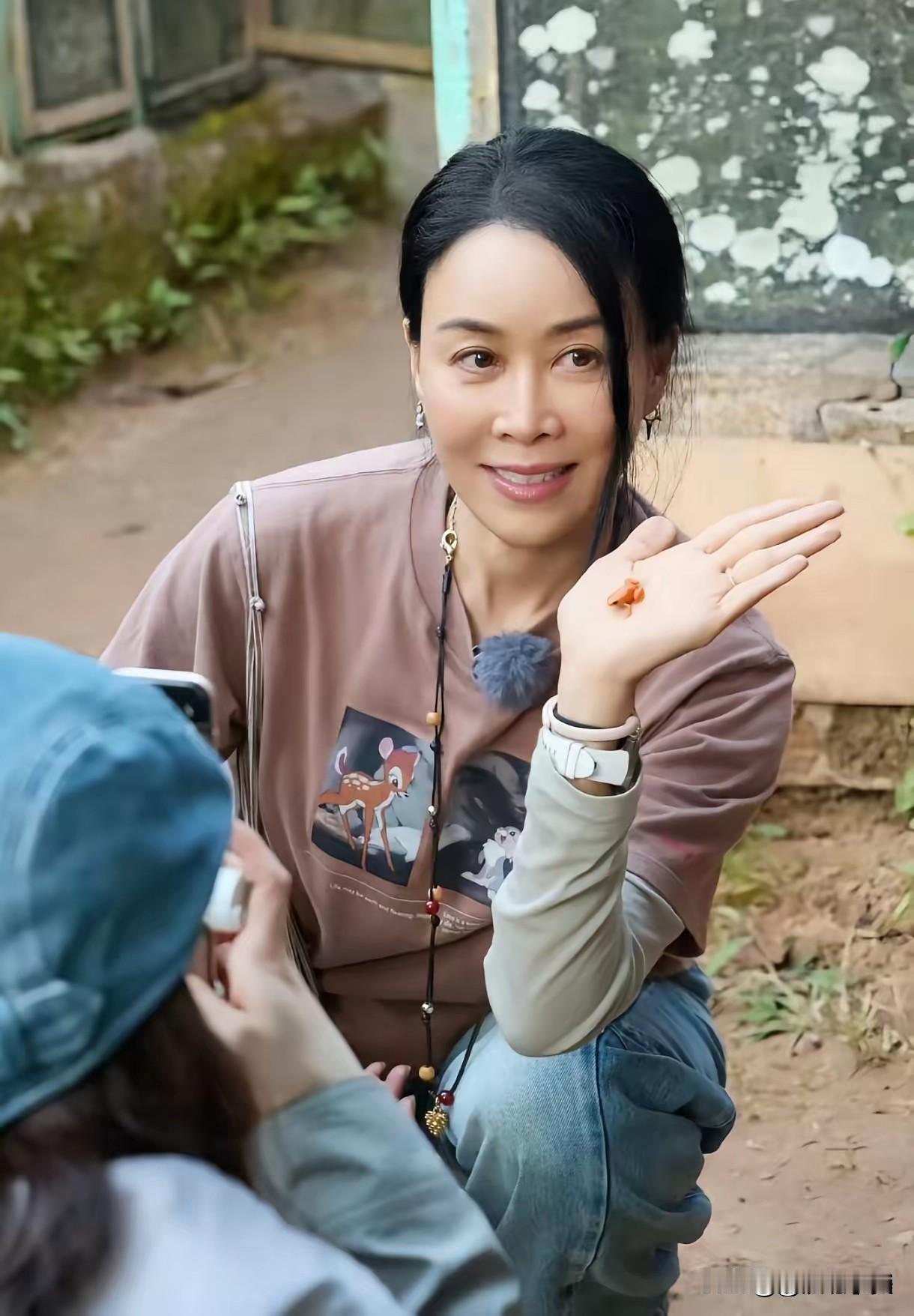 那英在节目中说，我上那热搜？热搜是那英跑调？我跑调了吗？那人说，要么你在听一下，