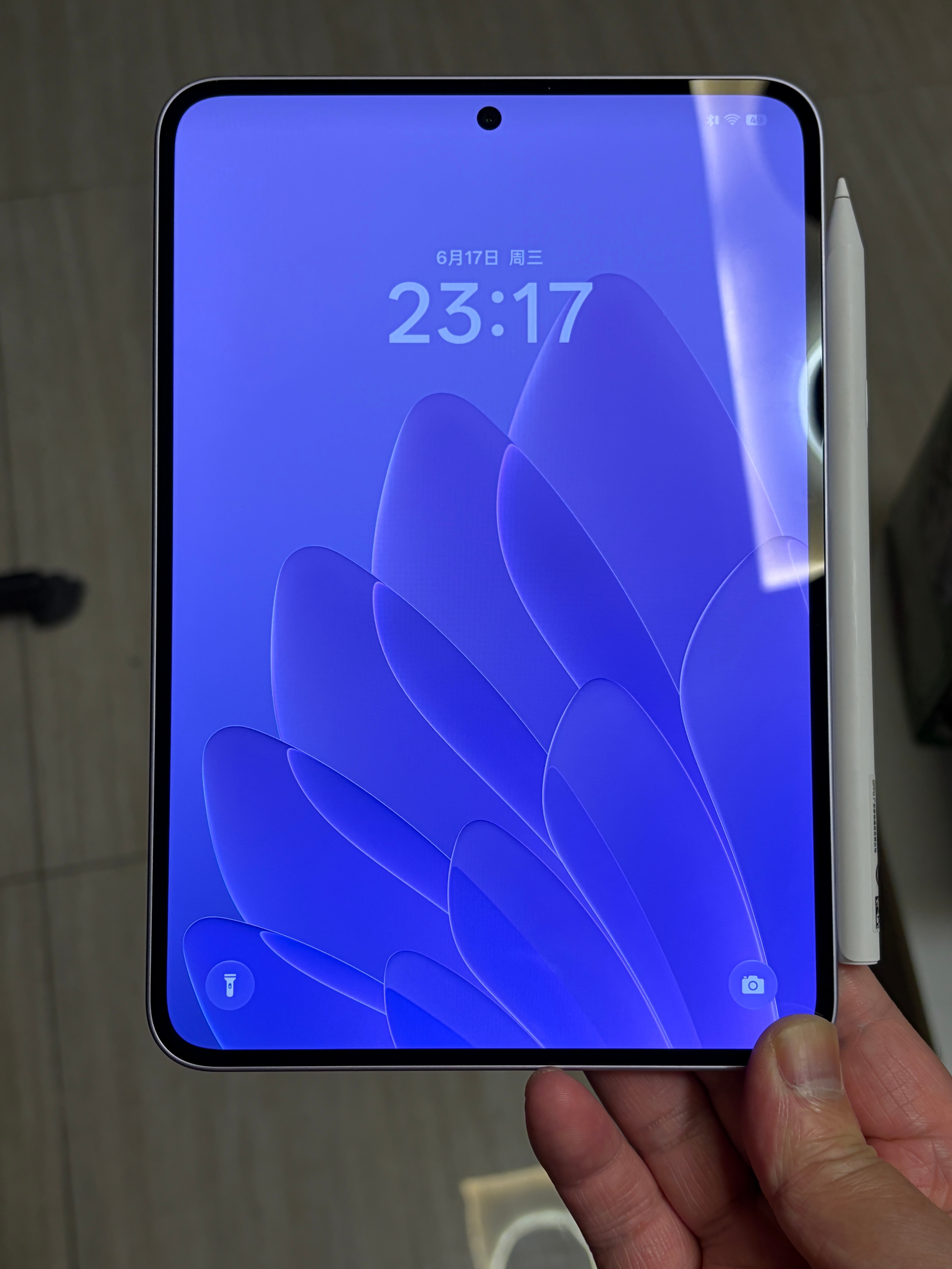 搞了个小平板回来确实很轻薄，实测厚度就是5.45mm，铝合金质感也做得挺棒。我用