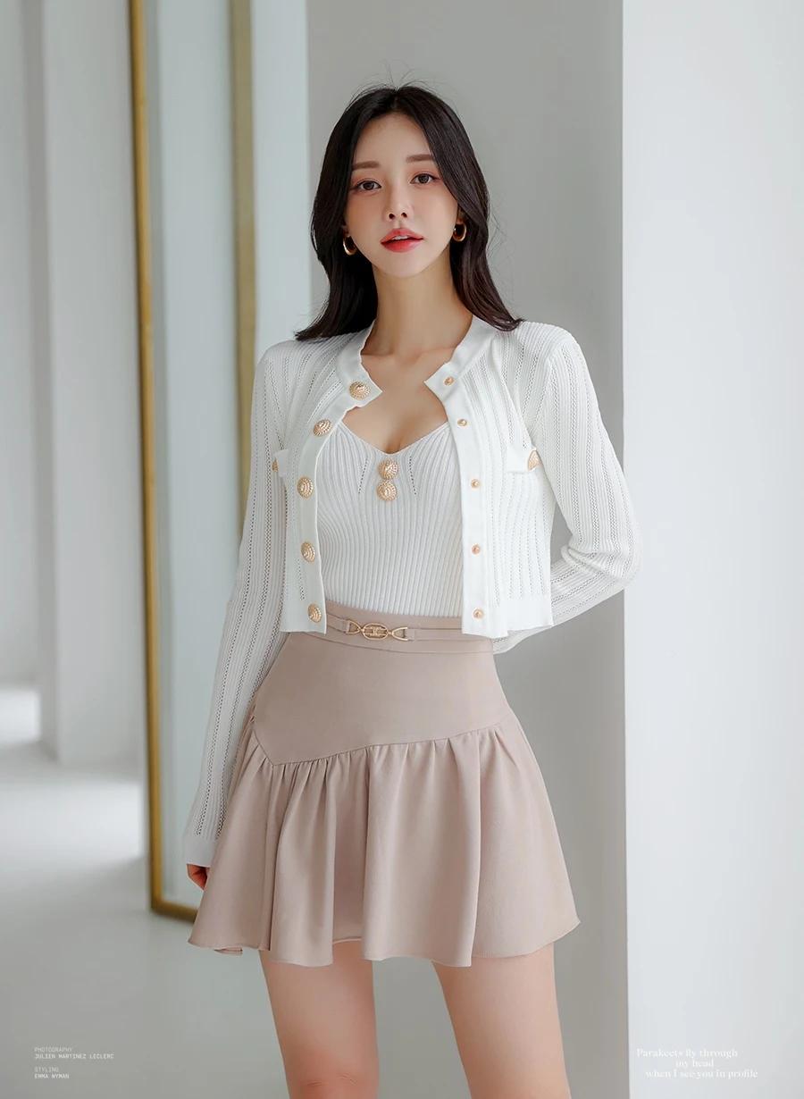 孙允珠的优雅白卡其裙真是时尚界的宝藏。她那袭纯白挂脖短裙配高跟凉鞋，清新优雅，女