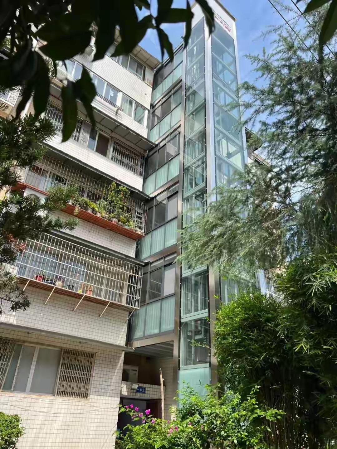 《向上的温度》

钢筋水泥的森林，曾以沉默伫立
在岁月的褶皱里，藏着旧日的喘息