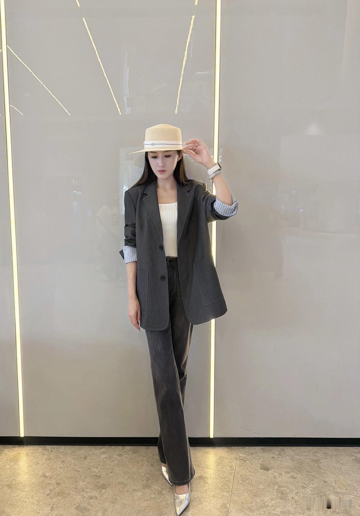 女生如何穿搭看起来时尚更有品味呢搭配要有层次感，内搭外搭相互呼应。