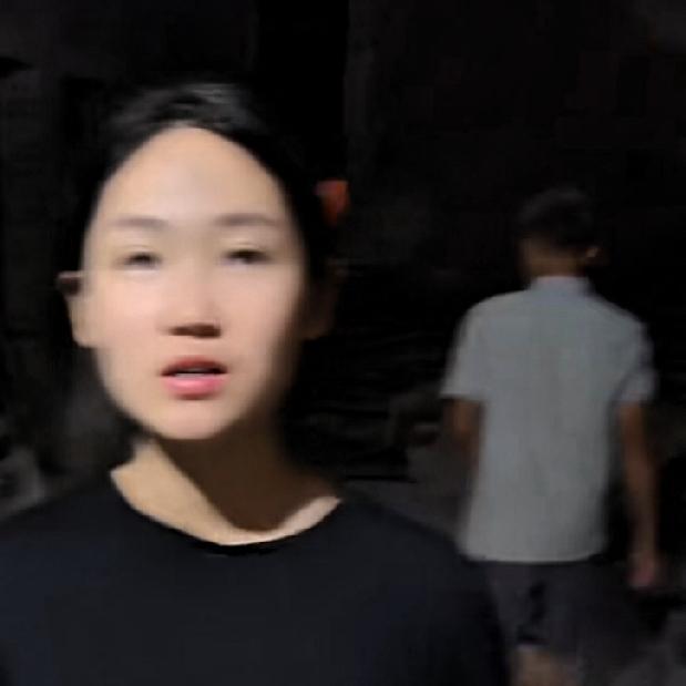 小松和秋秋在越南省城安沛建民宿，邻居家的阳台占了小松民宿空间，被小松割掉了一部分