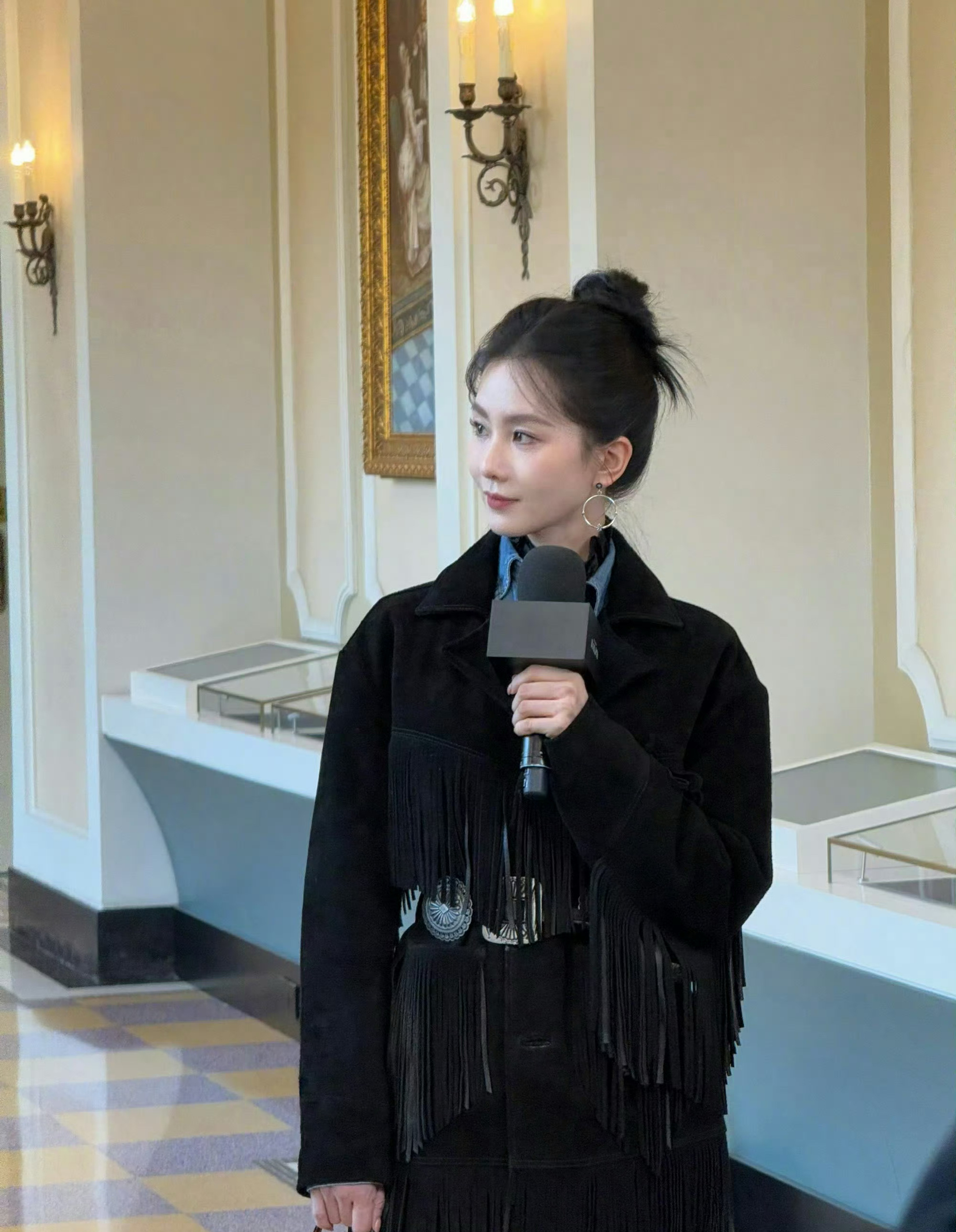 刘诗诗高丸子头 刘诗诗最新优雅冷感look，丸子头造型利落干练又美又飒，姿态眼神
