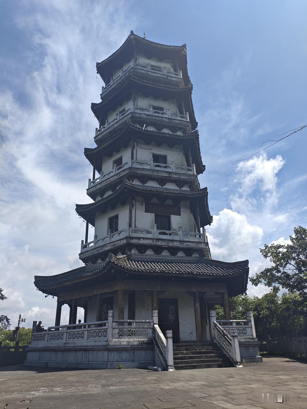 苏幕遮51·娄山雁鸣塔
翠峦横，云霭绕。
雁塔凌空，静对千山杪。
极目长川盘古道