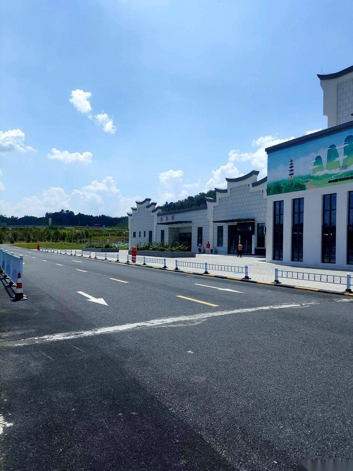 十年了。
我身上这件800块的羽绒服，今天终于又被我从衣柜最深处薅了出来。
坐标