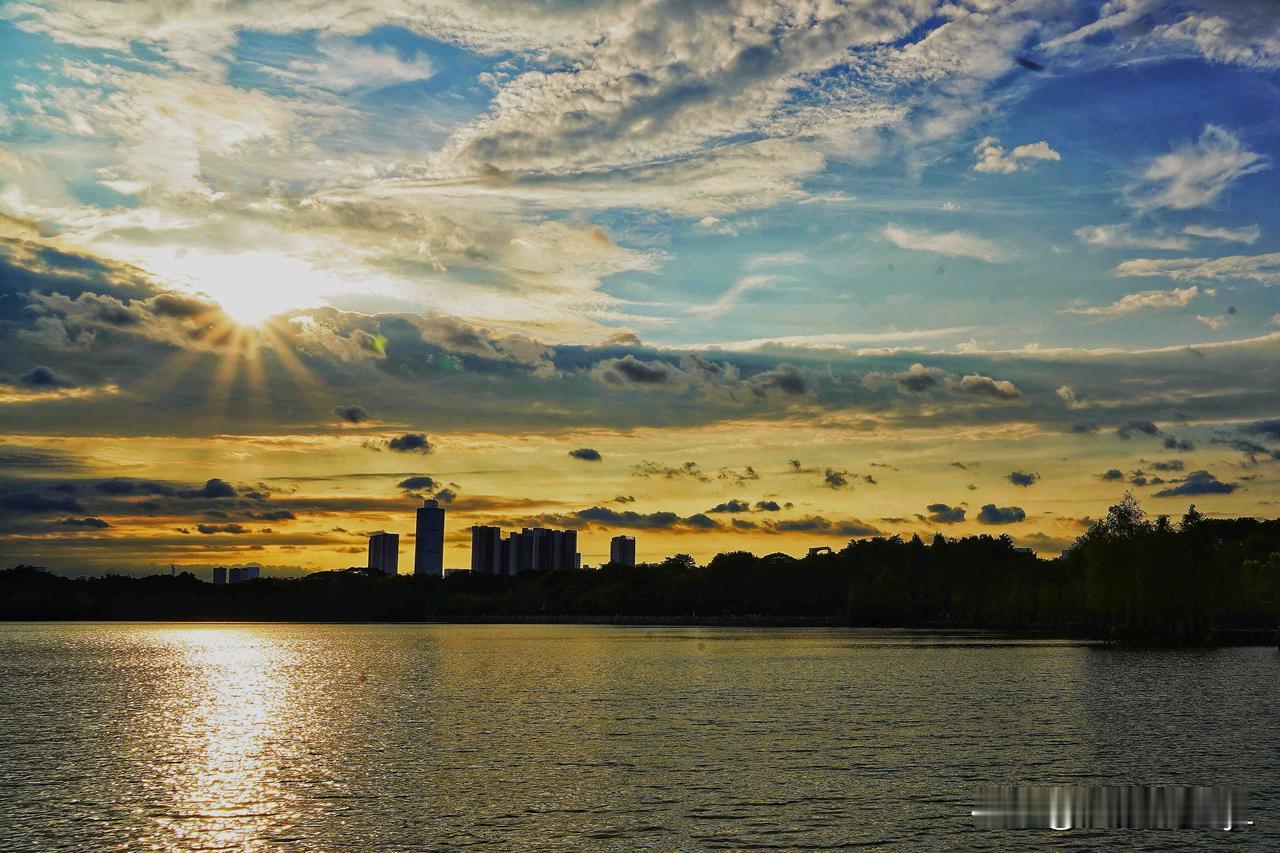 久违的广州晚霞，云卷云舒。
【原创摄影】
地点：海珠湖公园
时间：2026.4.