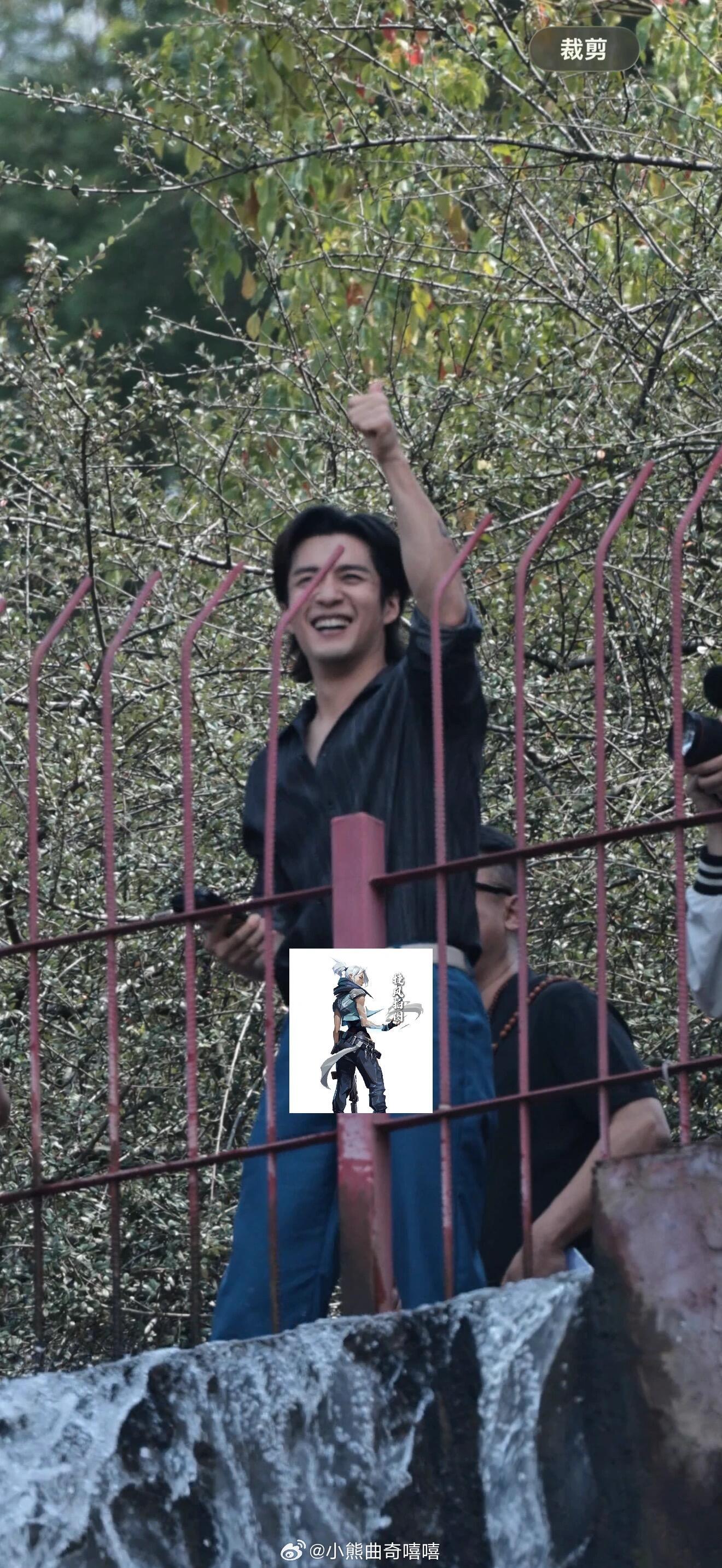韩东君拍戏蹦极手臂脱臼拍蹦极戏份意外手臂脱臼，还笑着竖起大拇指报平安，演员高危戏