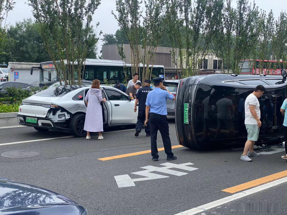 逛街看见这个，太吓人了希望人没事儿 