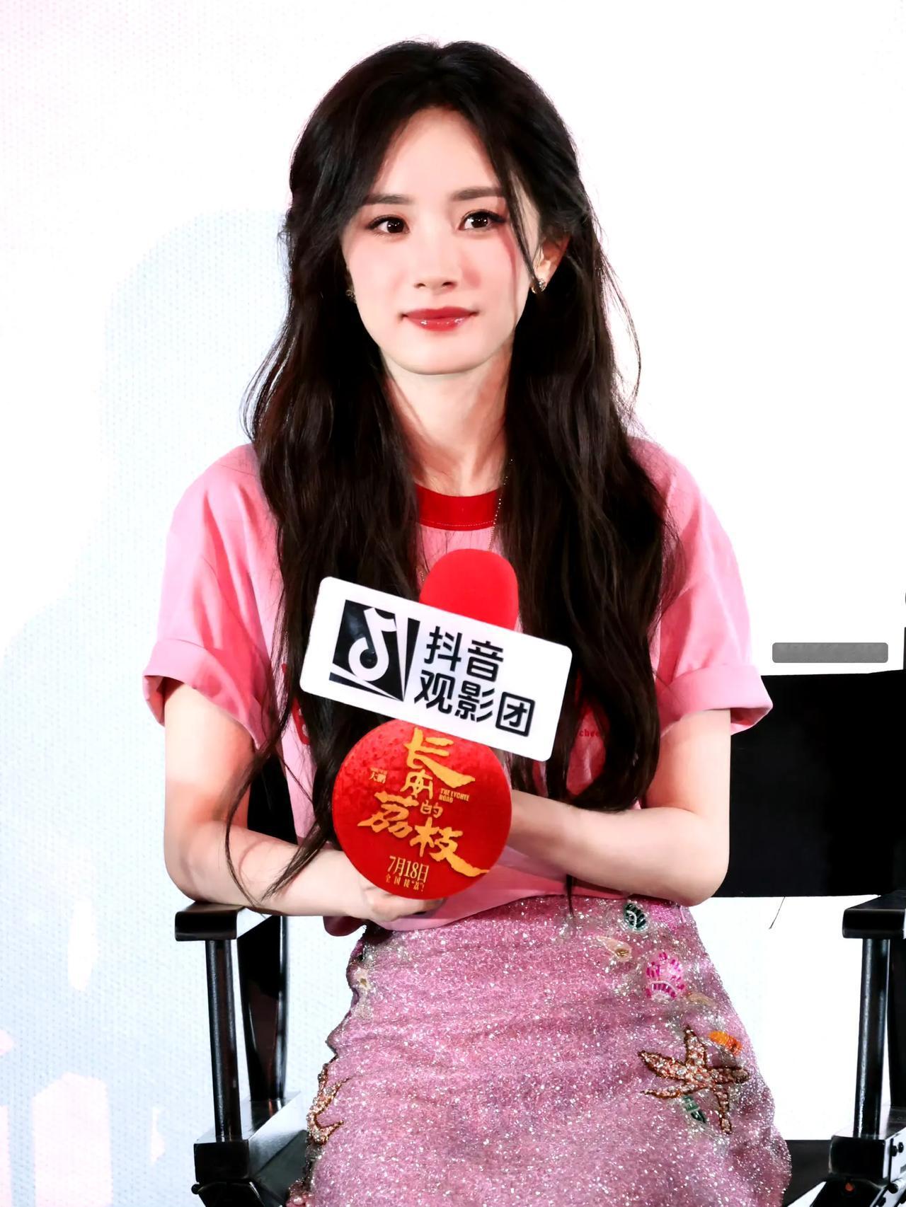 啊啊啊！杨幂这波粉色暴击我给100分！

7月17日《长安的荔枝》首映礼上，她穿