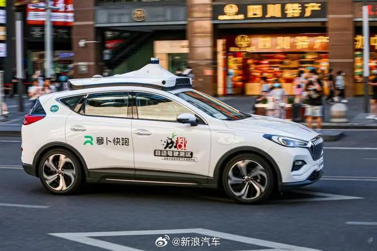 #无人驾驶出租车会成为主流吗# 在很多具体的场景一定会成为主流，比如厂区内的接驳