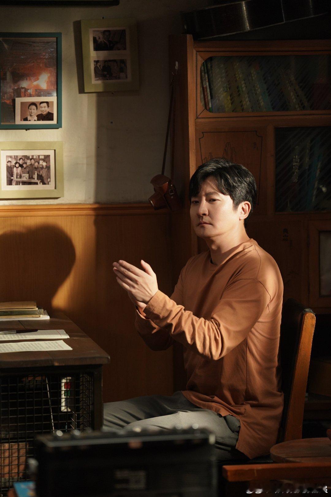 郭京飞左手驻站右手老舅郭京飞站在台上一本正经地发言，红水壶却在旁边格外抢镜，再想