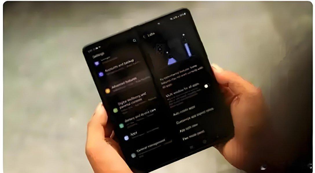 基于俄乌战场实践，折叠屏在军事领域展现独特优势。前线指挥所：展开大屏可同时处理无