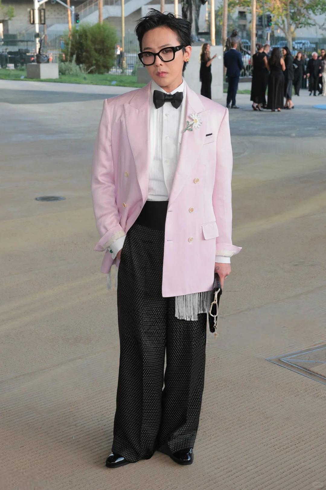 权志龙在洛杉矶出席活动，粉色西装造型 