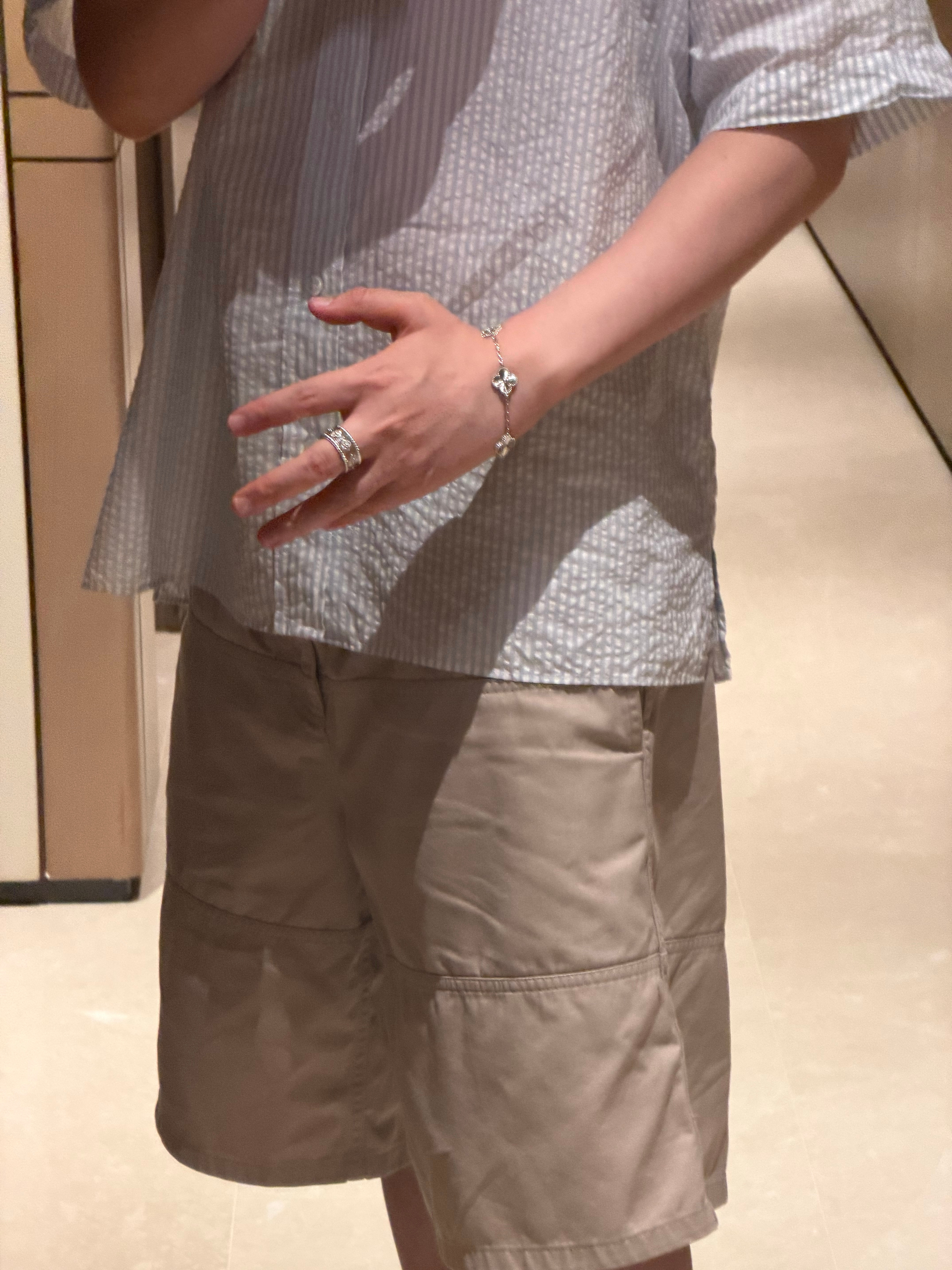 感觉我的手适合一切珠光宝气的东西哪怕再浮夸一点也能消化。明天就去商场逛布契拉提的