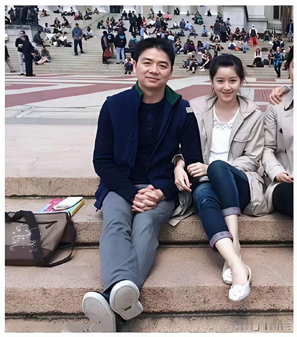 年轻真好，可以看得出当年他们真的是彼此互相喜欢！找一张以前的照片 
那时候体重有