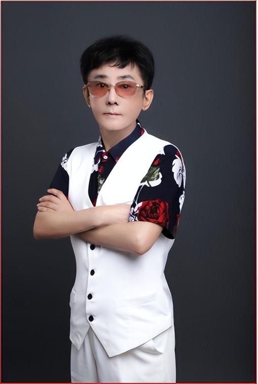 ‌易继兵教授：面部年轻化领域的创新实践者

在抗衰老领域，易继兵教授以其30年经