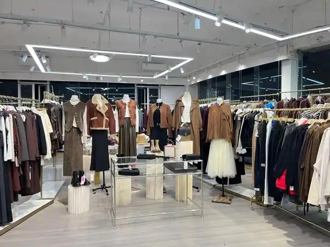 [月亮]不搞白瘦幼、不贩卖焦虑！拒绝PUA女性、不堆货不请顶流，中女品牌凭什么越