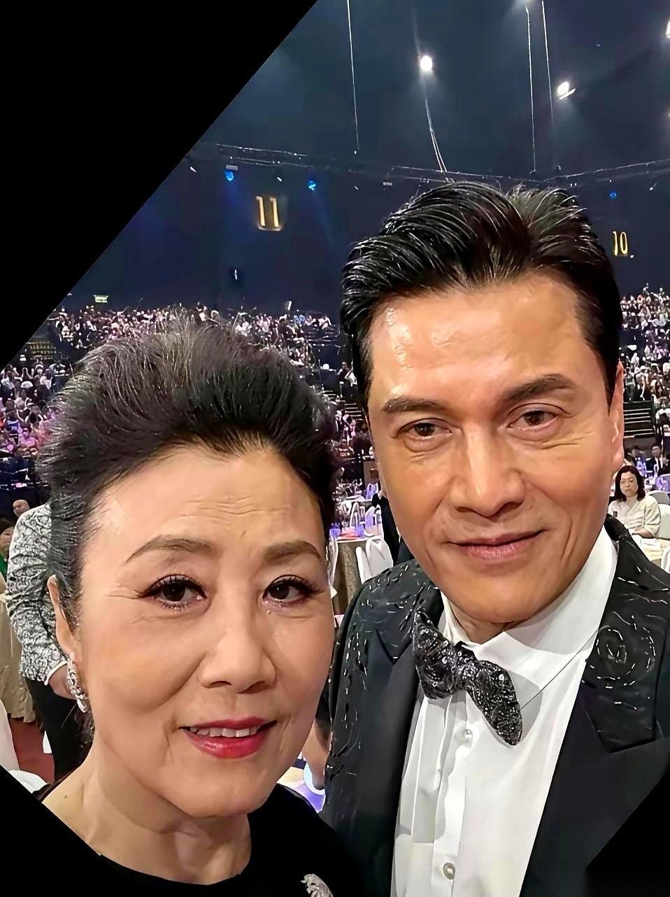 镜头直接推到吕良伟脸上。
70岁，没加任何滤镜。
那头标志性的飞机头，一丝不乱。