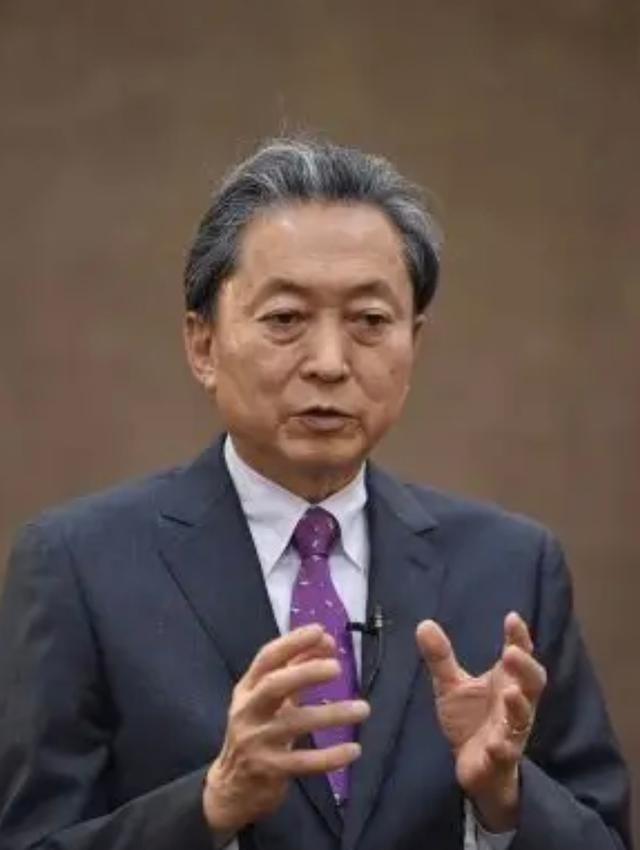 日本前首相鸠山由纪夫日前写道：“一名现役陆上自卫队军官持刀闯入中国驻日本大使馆，