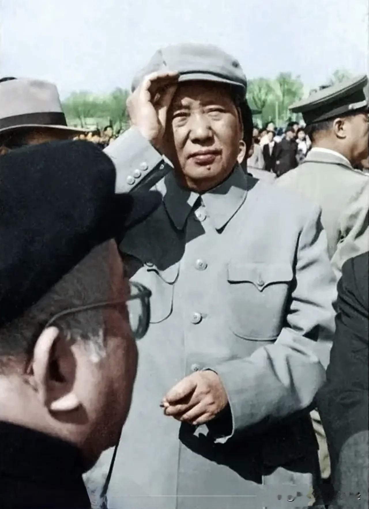 领袖风范垂千古，
世代敬仰毛主席！