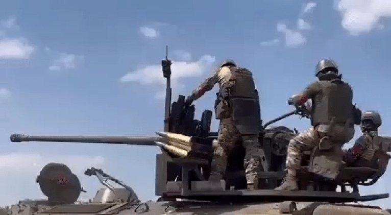 俄军57高射炮炸膛了，现场一片混乱。

俄军一门改装在装甲车上的S-60式57毫