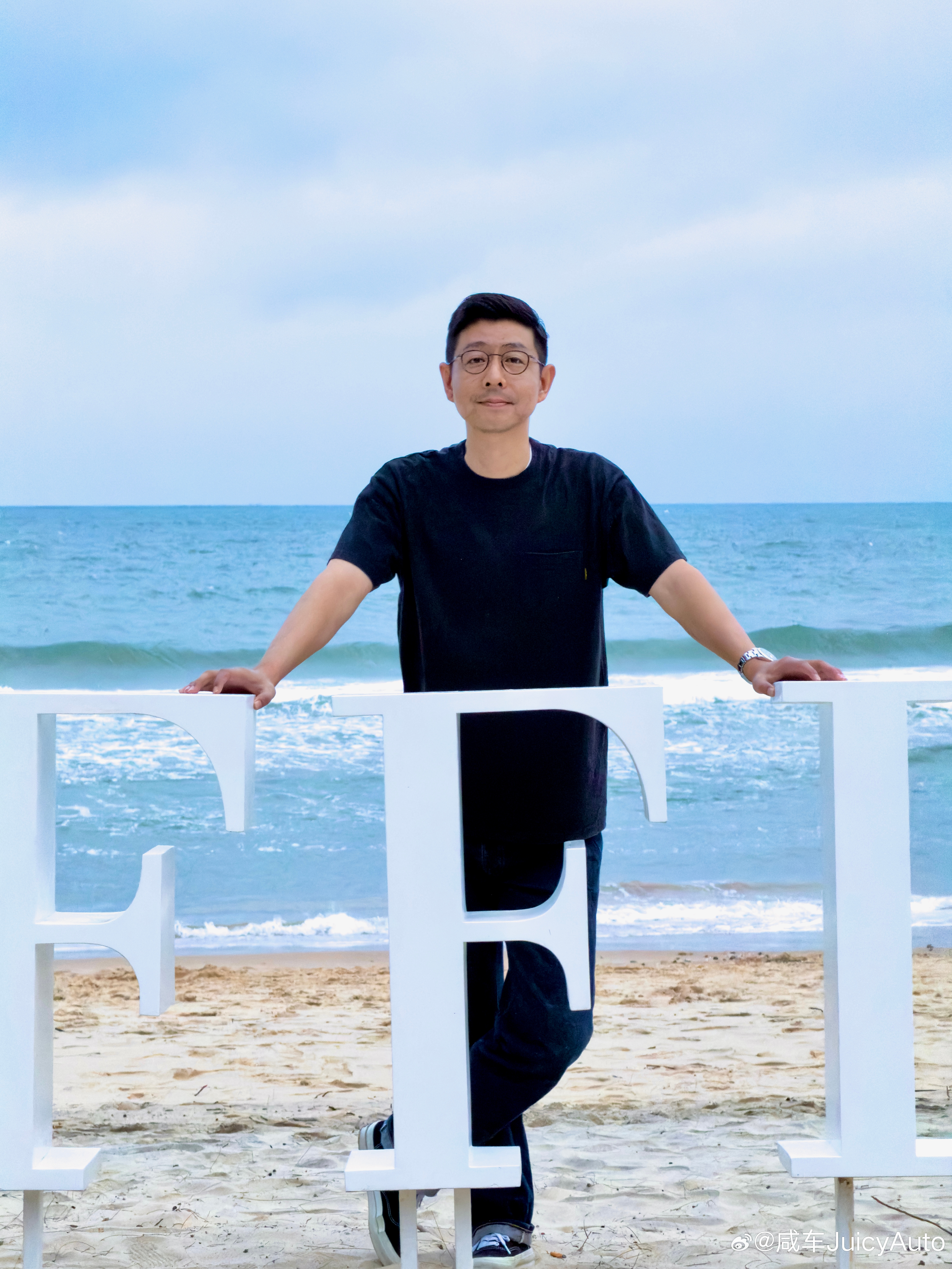 不建议大家辞职去做自媒体 我倒是鼓励年轻人去做如果做砸了上班就没有怨言了如果做成
