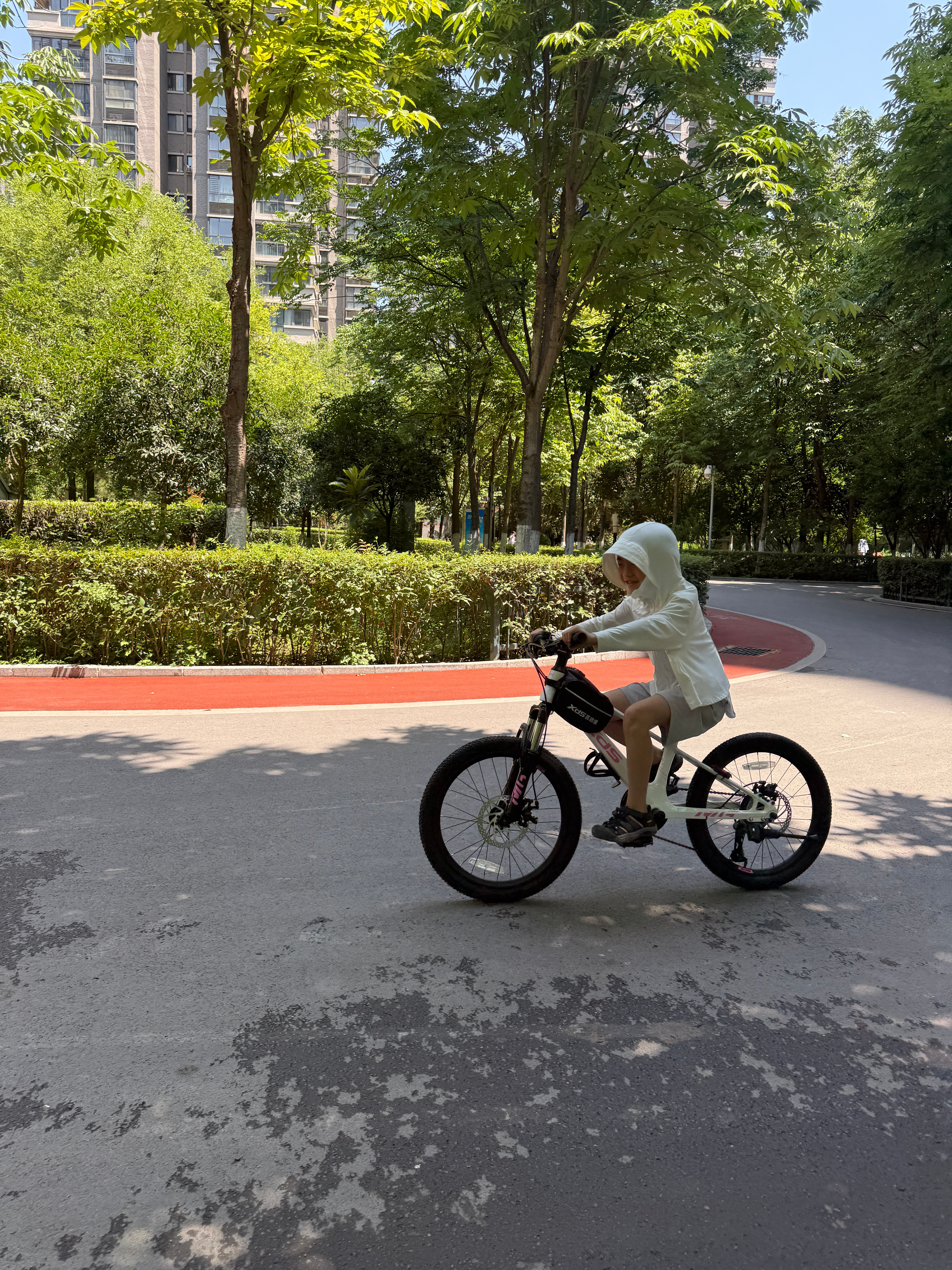 吃完早饭去门口车行试车，在20和22纠结半天，孩子觉得22把距远，控制起来没有安