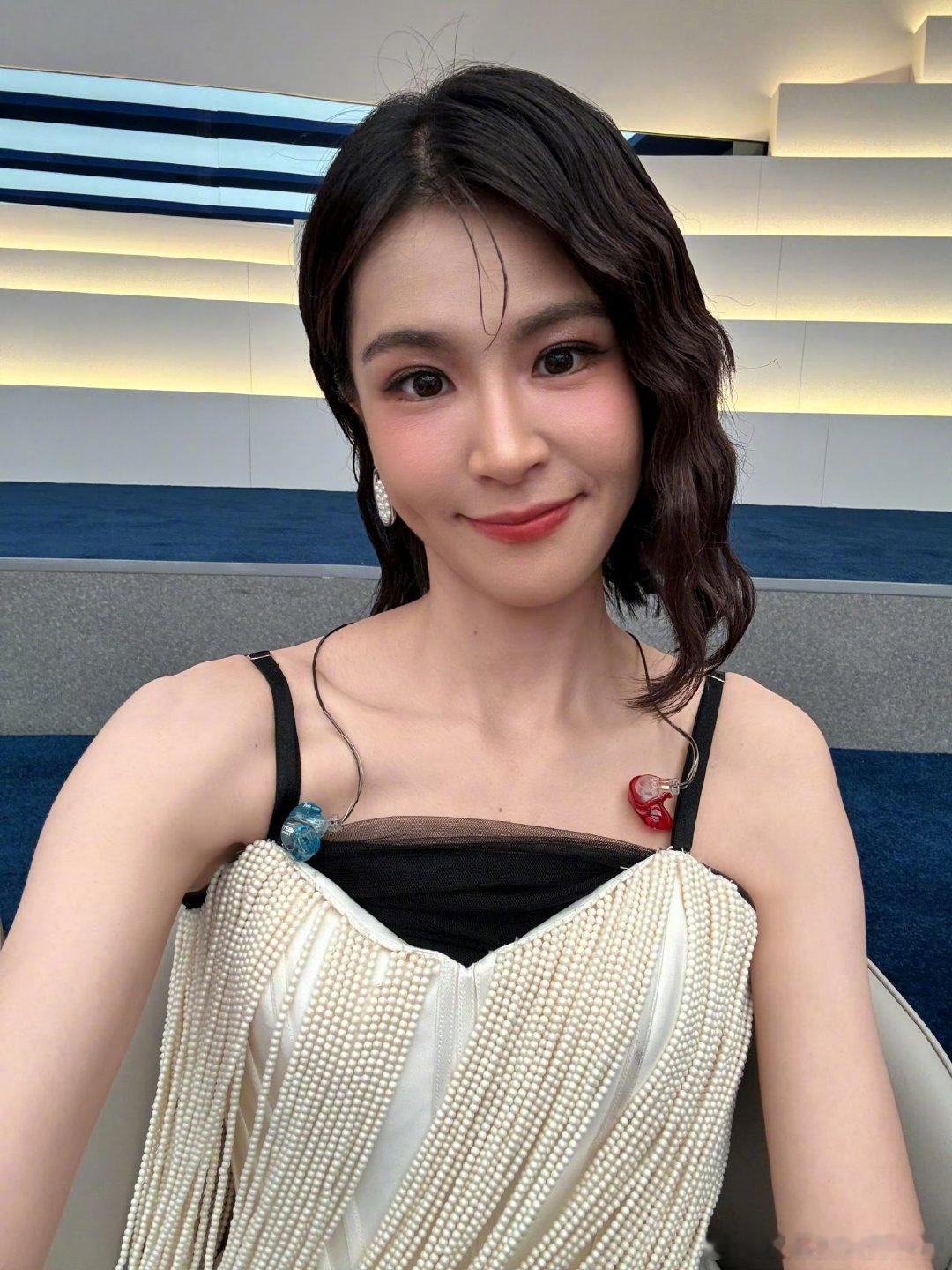 曾沛慈王濛对抗路cp乘风2026曾沛慈满心欢喜拿着断层第一绶带找王濛得瑟，下一秒