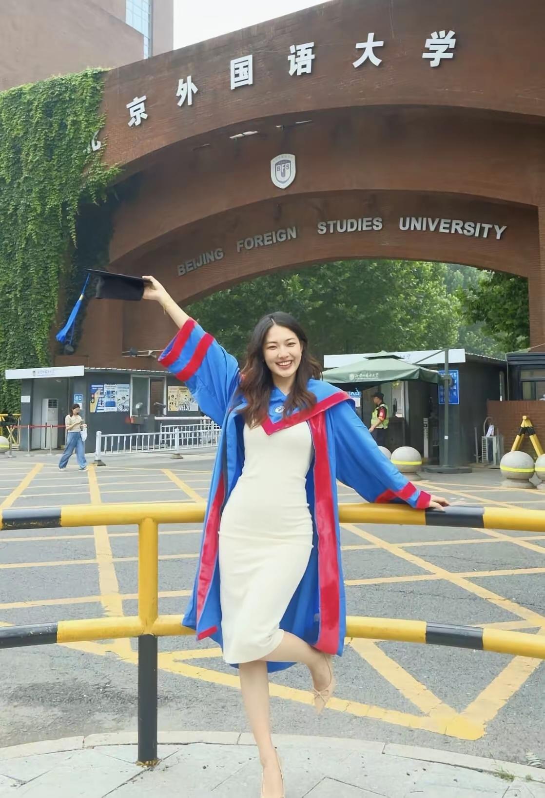 大学生毕业了，穿上学士服装真美。