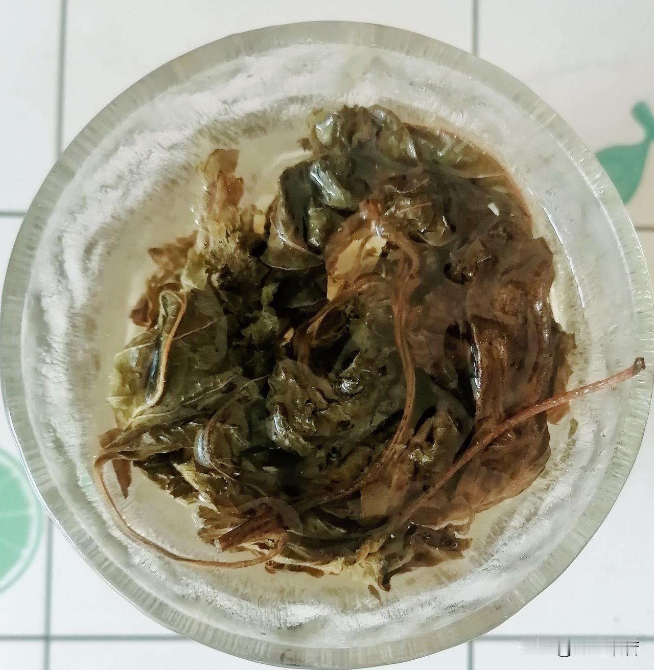 中午太阳很足，晒一会儿太阳，回家喝紫苏叶茶，做一碗茄子拌面。

今年夏天也经常晒