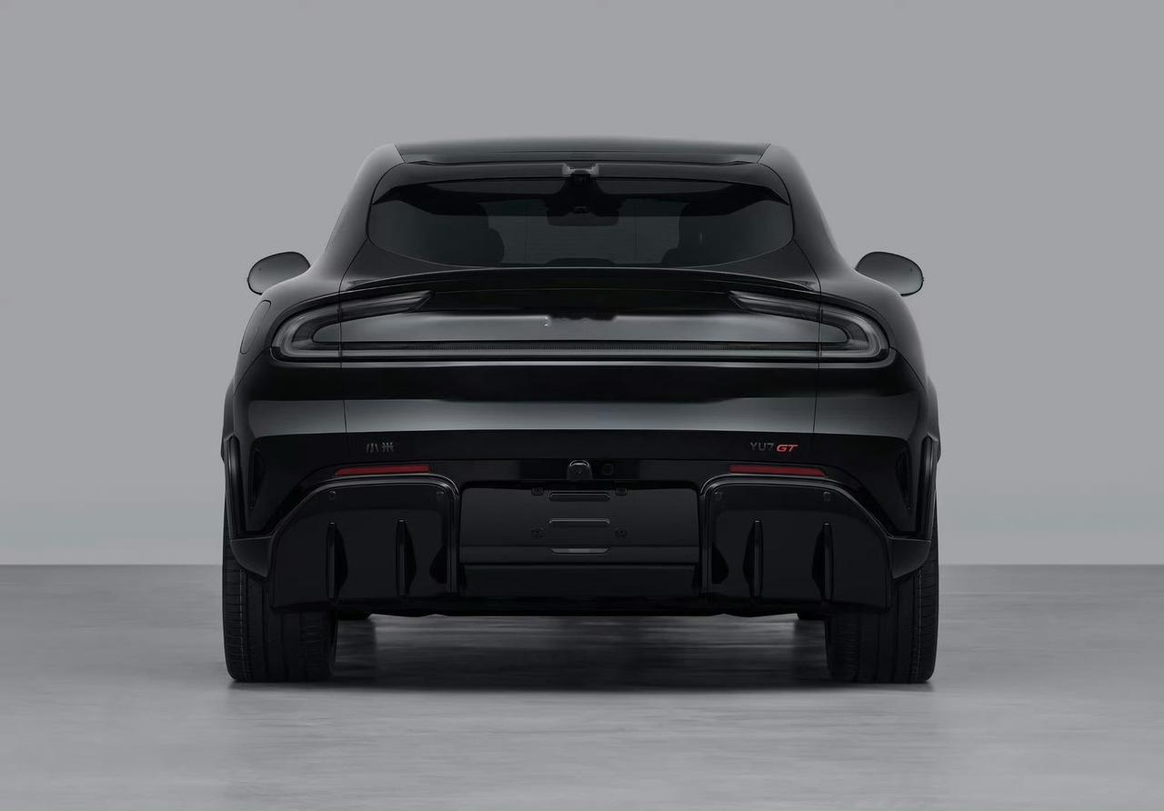 仔细看一下YU7 GT的公告信息。
侧视摄像头部位和车尾都有明显的红色GT标识。