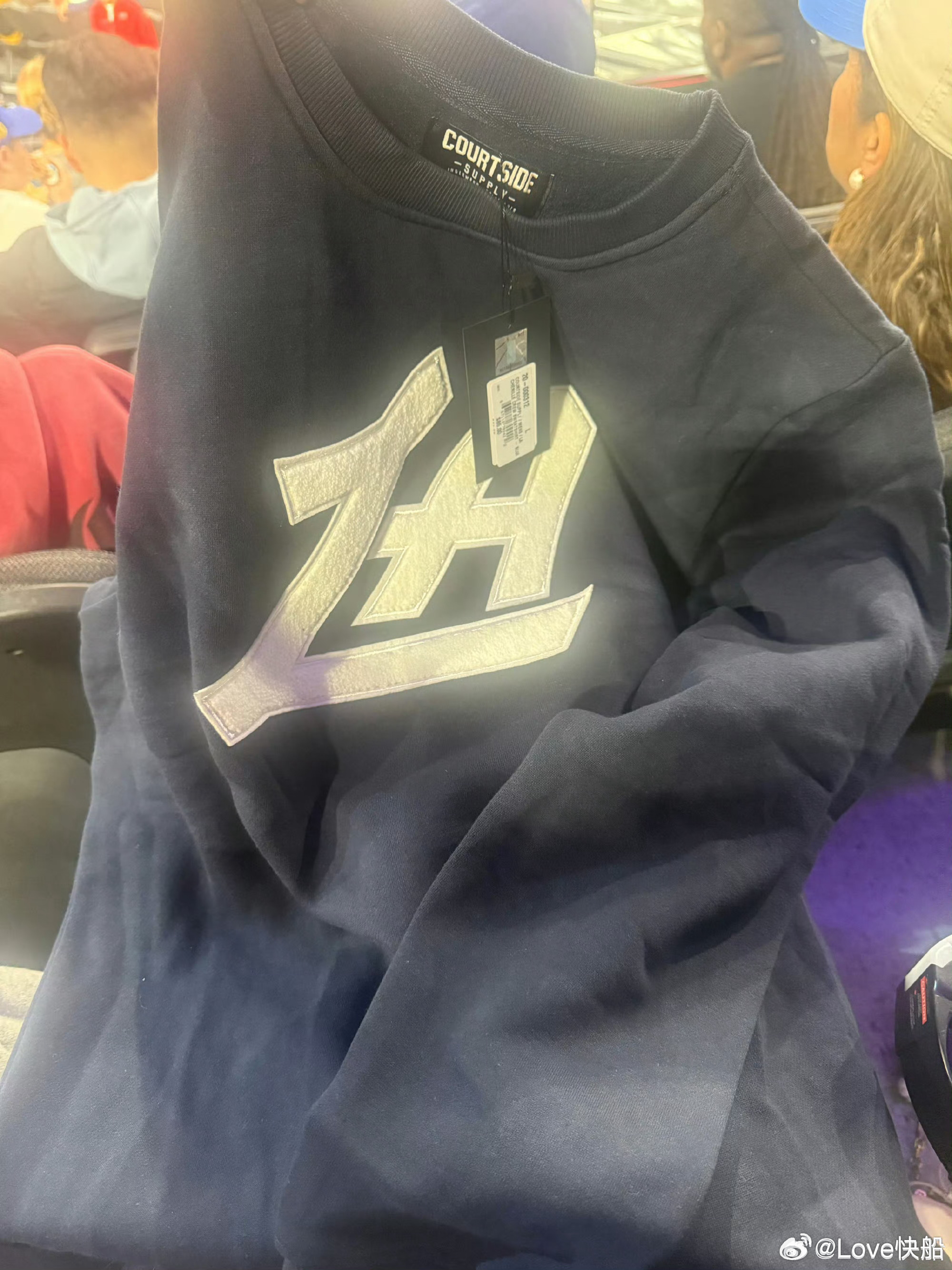 评论区再抽一件现场给的这个抓绒卫衣，我爱快船，也爱大家。大家也都不容易！