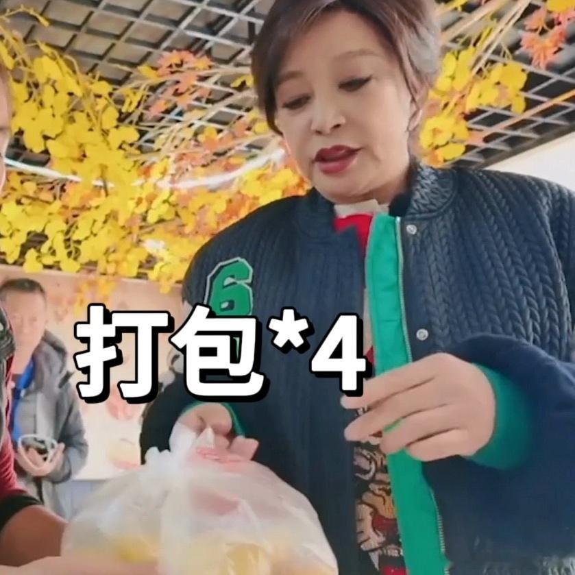 刘晓庆沉浸式打包剩饭  刘晓庆：餐桌上的节约大使！剩饭打包，从我做起，让每一粒粮