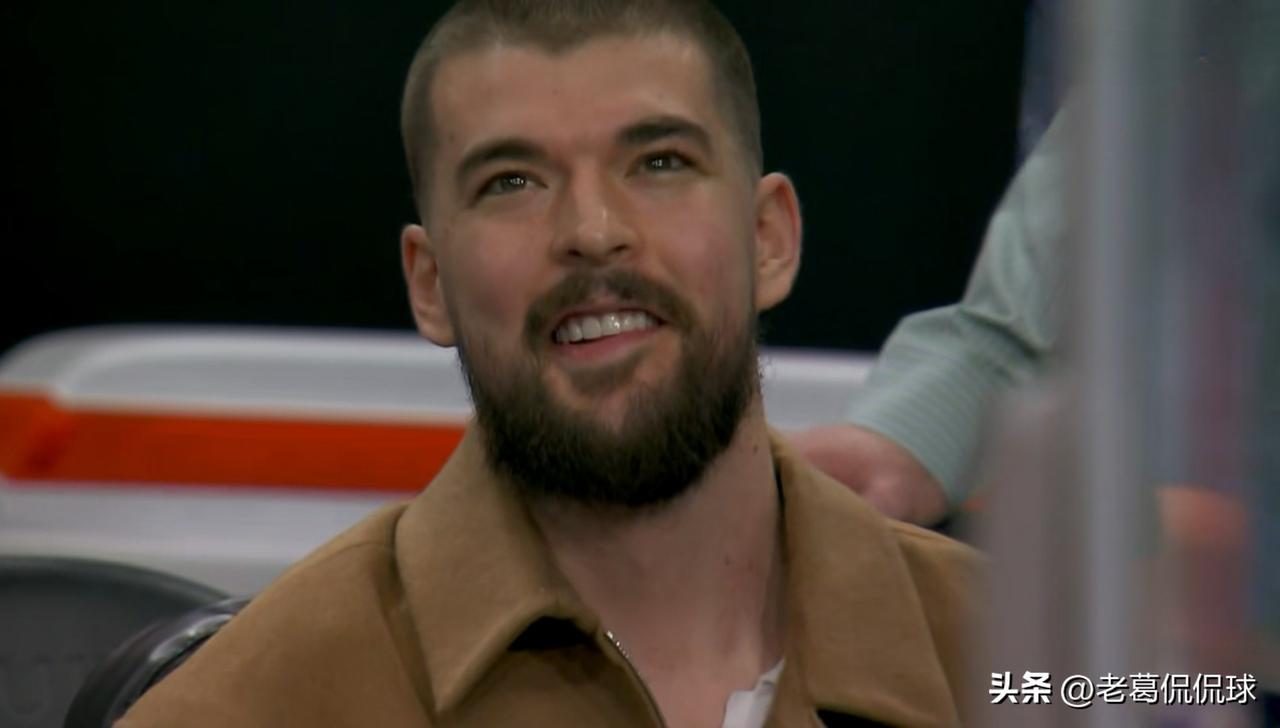 在今天快船主场迎战步行者的比赛中，发生了特别感人的一幕。本场比赛快船旧将祖巴茨跟