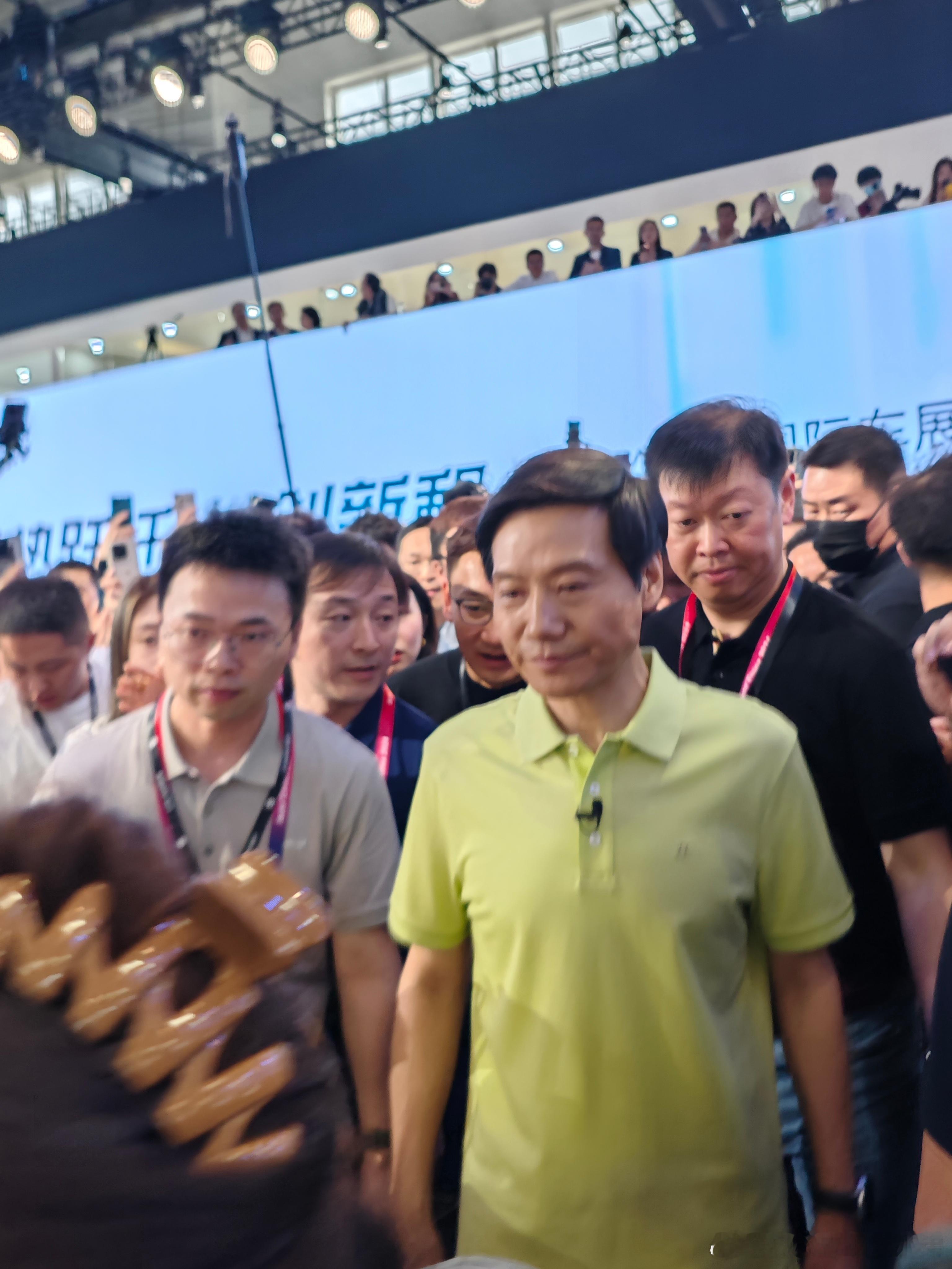 今天下午北京车展，雷军和周鸿祎刚刚从我面前经过，我差点没被踩死，山呼海啸的人群跟