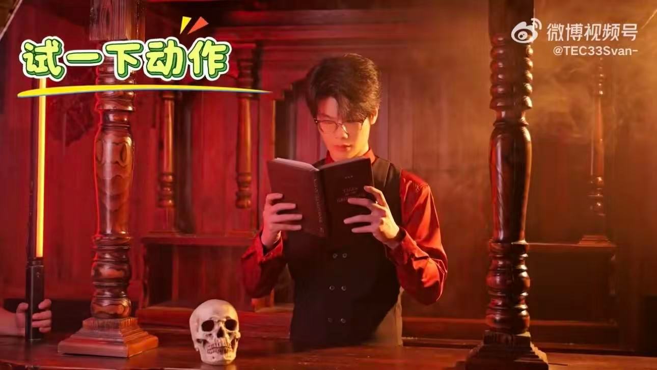 33黑化成反派了33氛围感封神！红调光影衬冷颜，举手投足皆是反派大佬的矜贵与压迫
