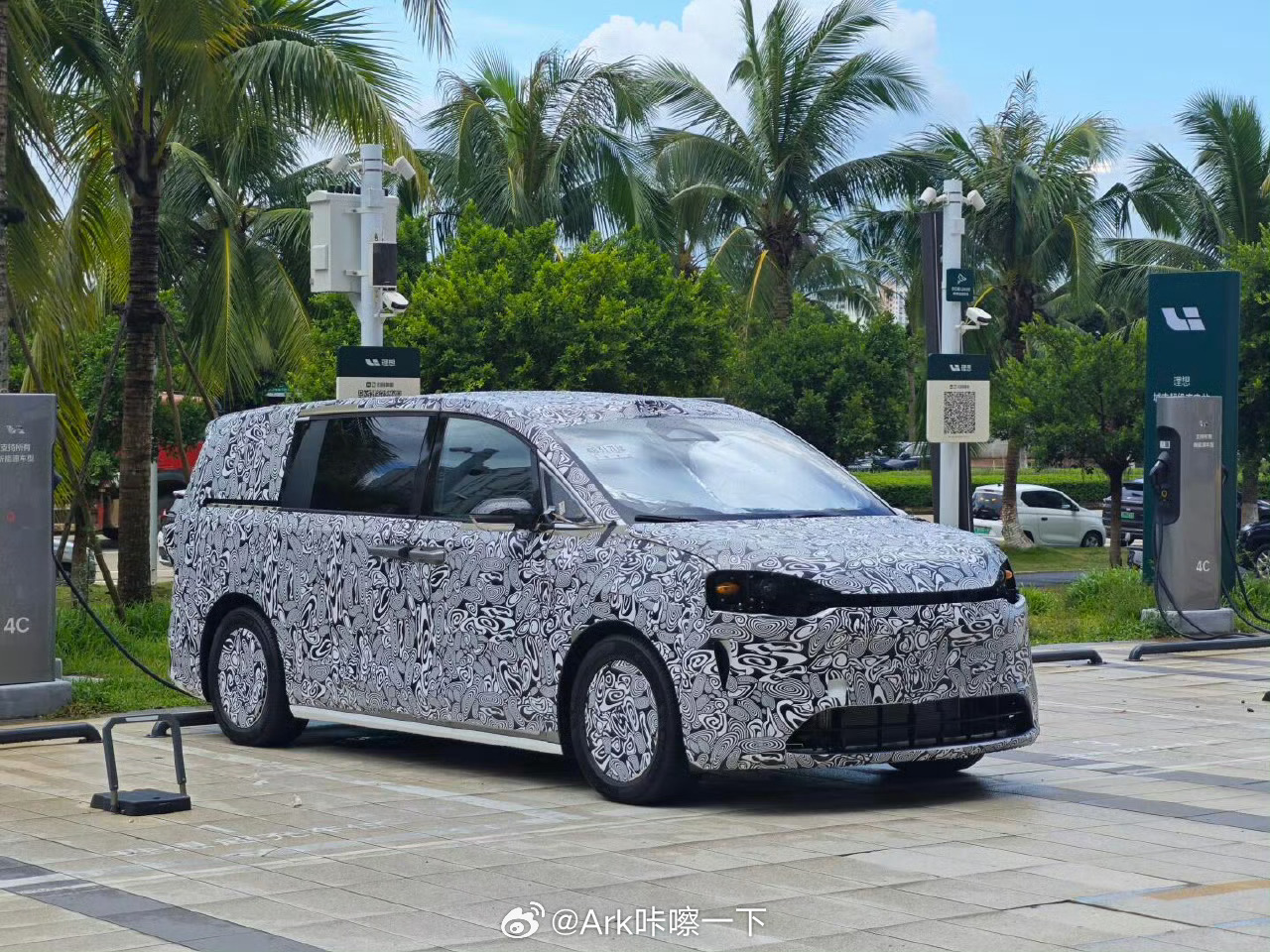 难道这就是智界的MPV？很明显的鸿蒙智行家族风格，还在奶理想的4C超充[柯基]有