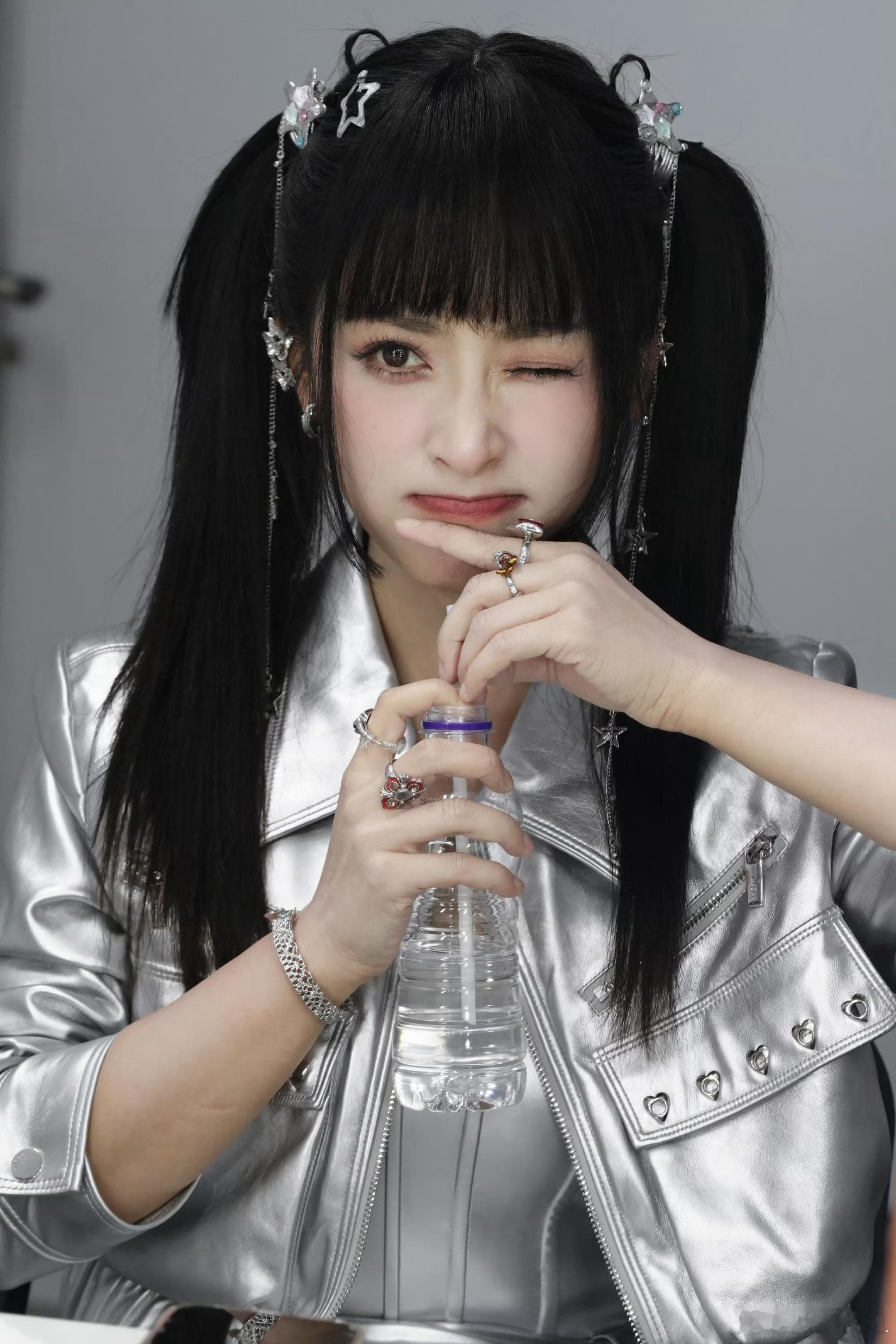 沈月晒春晚后台合照 沈月在湖南春晚后台social，晒与郭俊辰、陈哲远、王玉雯的