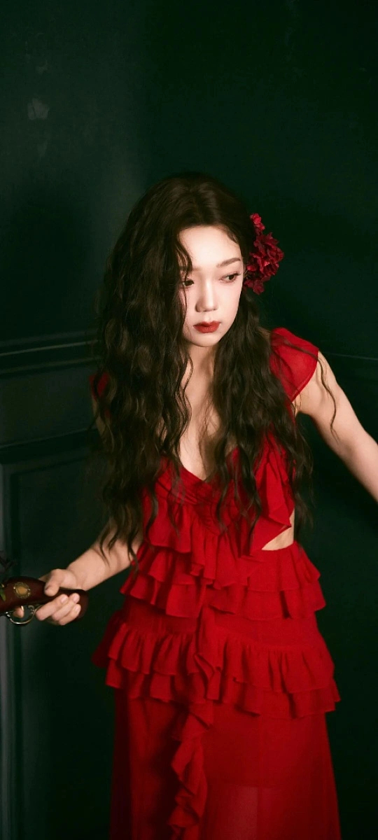 希林娜依高戴了发光的发夹希林娜依高戴发光发夹也太绝了吧！细碎的光缀在发间，瞬间点