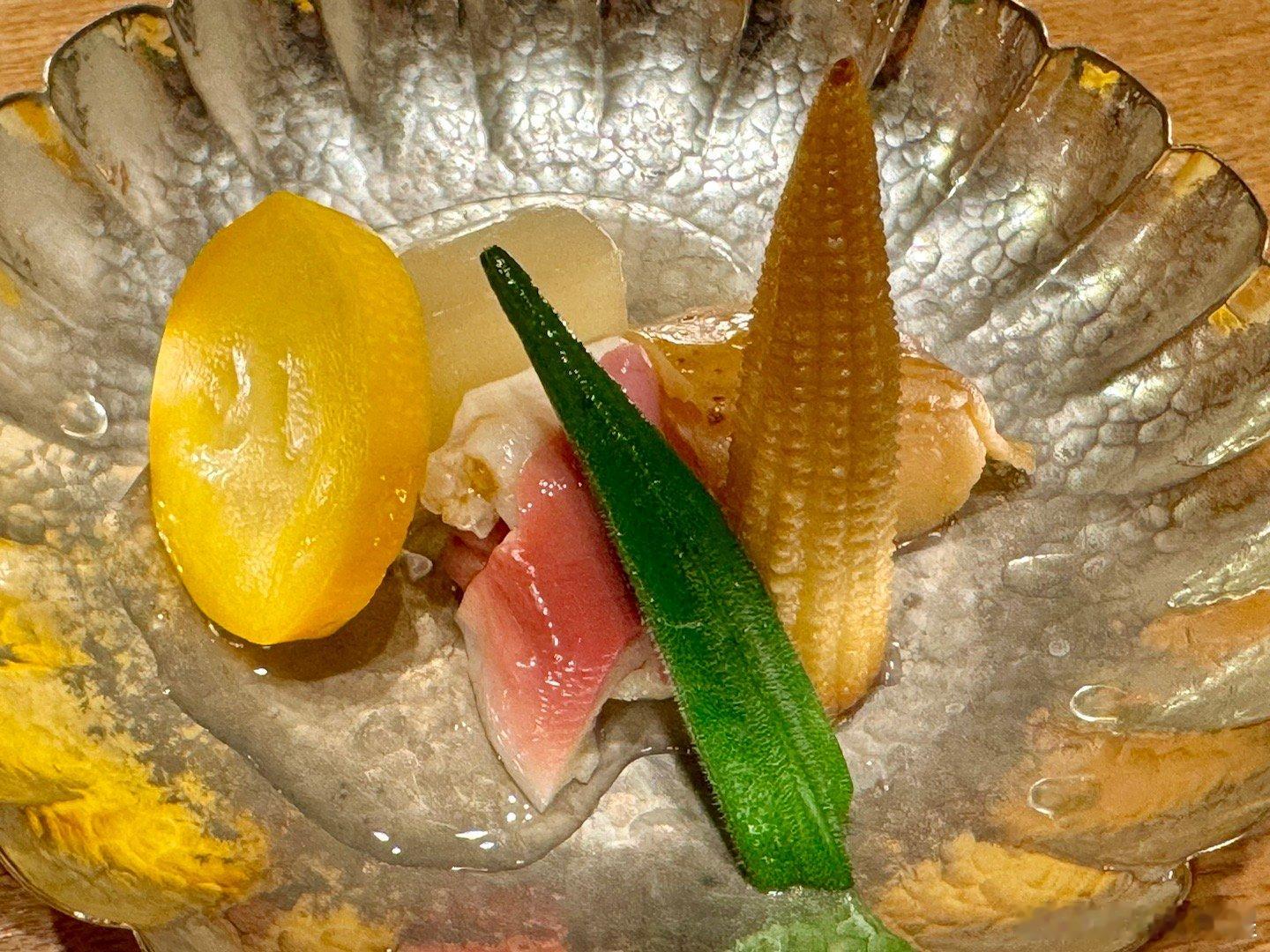仙台米其林一星，日本料理e.直接说菜。前菜是北寄贝、黄番茄、秋葵、辣味土豆、小玉