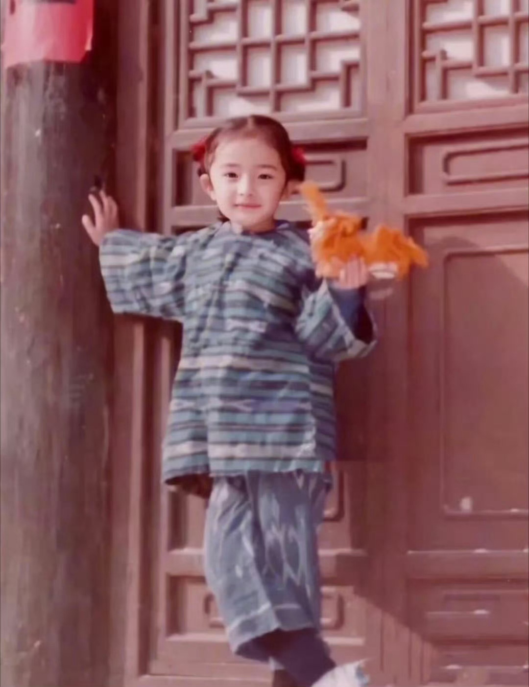 杨幂这张和小时候一模一样 杨幂真的是从小美到大，下辈子可不可以换我长这样！ 