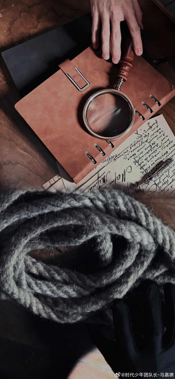 马嘉祺战损造型战损造型氛围感与气场双绝，绳索道具加持更显禁欲张力，马嘉祺帅出新高