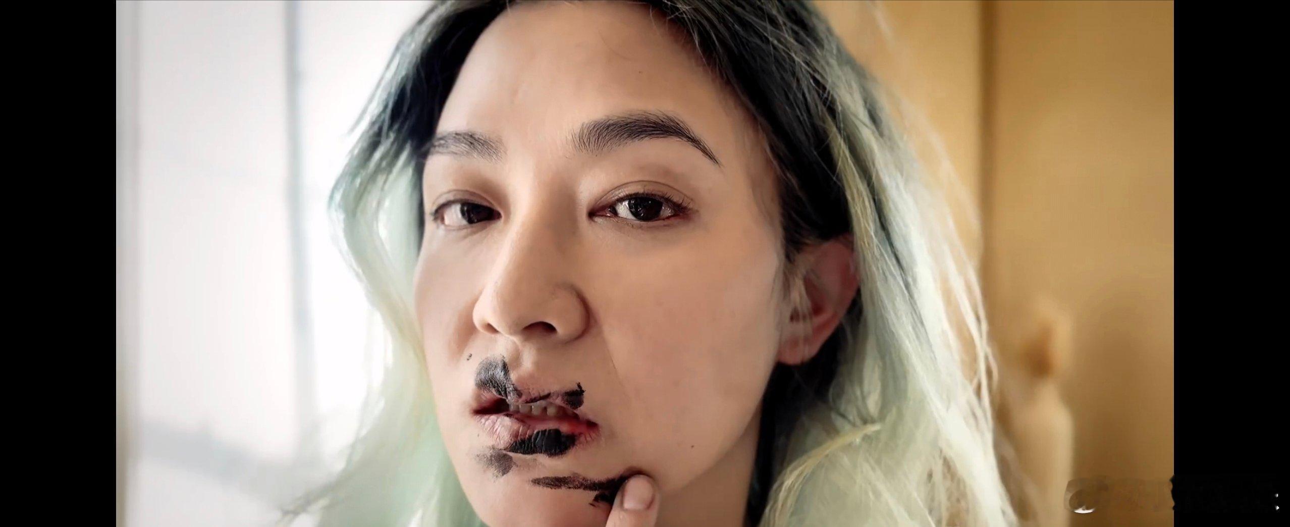 差点没认出来这是范晓萱 被范晓萱新造型惊到，冷感薄荷绿发色搭配浓黑唇妆，脸型更瘦